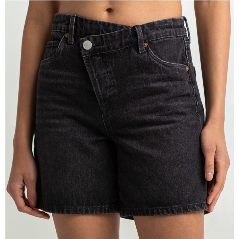 NWT BLANK NYC easy on women’s black denim shorts. Asymmetrical button fly. - Picture 2 of 9